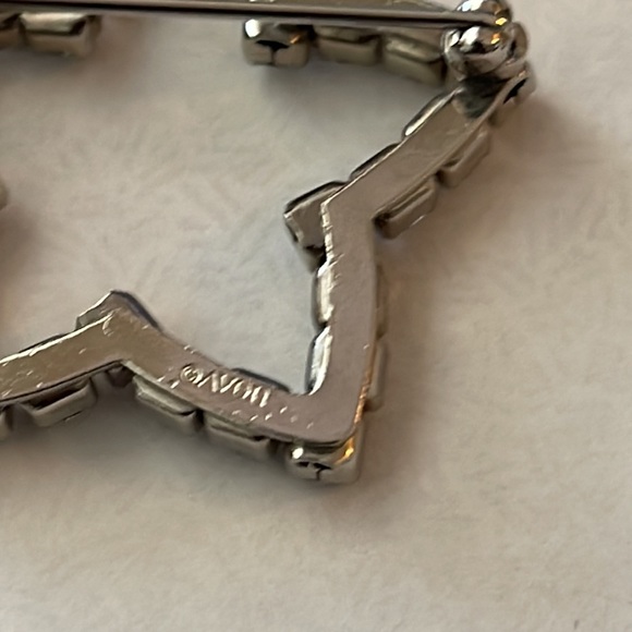 Avon vintage star pin in excellent used condition faux diamonds and silver tone - Picture 3 of 3